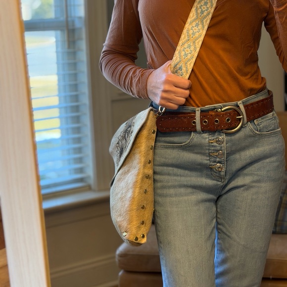 Handburned Sunflower Cowhide Crossbody Bag with Woven Guitar Strap -NWOT’s - Picture 3 of 16
